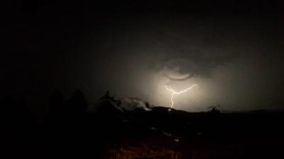 Remshalden-Buoch: Grosse Tanne stuerzt nach Sturm um - Bltze erhellen den Nachthimmel